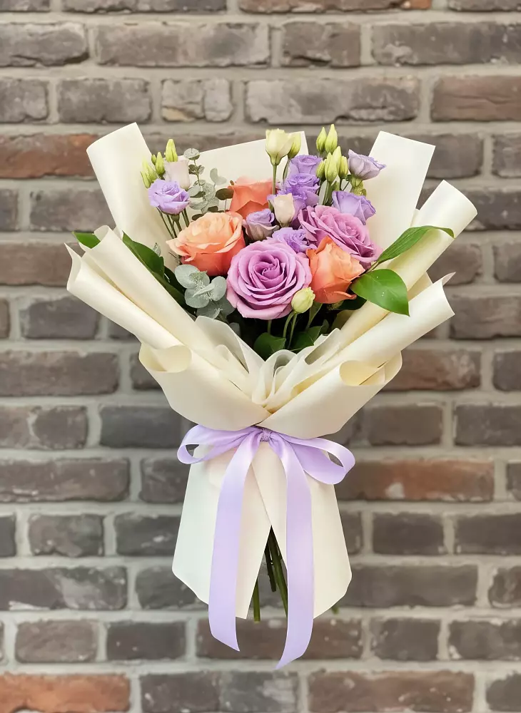 Букет цветов из: Лизиантусы и Розы в Ермолино Новгородская область