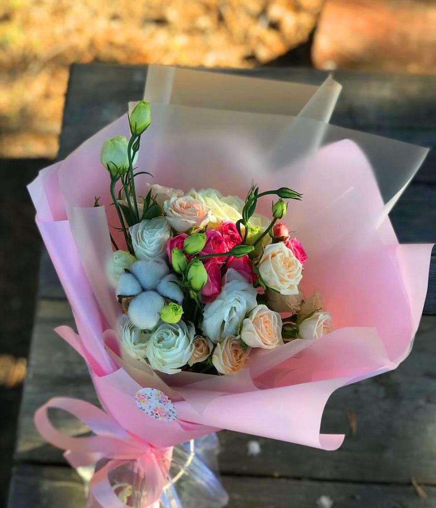 Букет цветов из: Розы и Лизиантусы в Ермолино Новгородская область