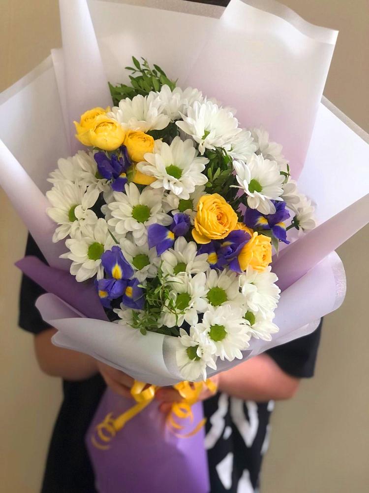 Букет цветов из: Ирисы, Хризантемы и Розы в Ермолино Новгородская область