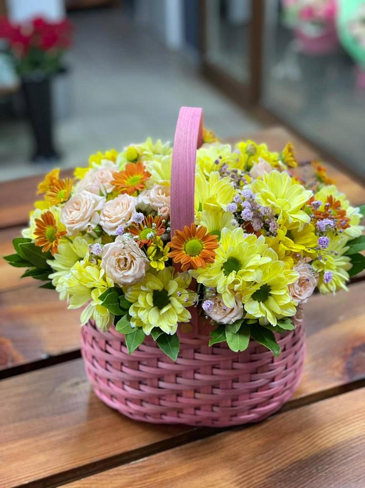 Цветочная композиция из Хризантемы и Розы в корзине в Ермолино Новгородская область
