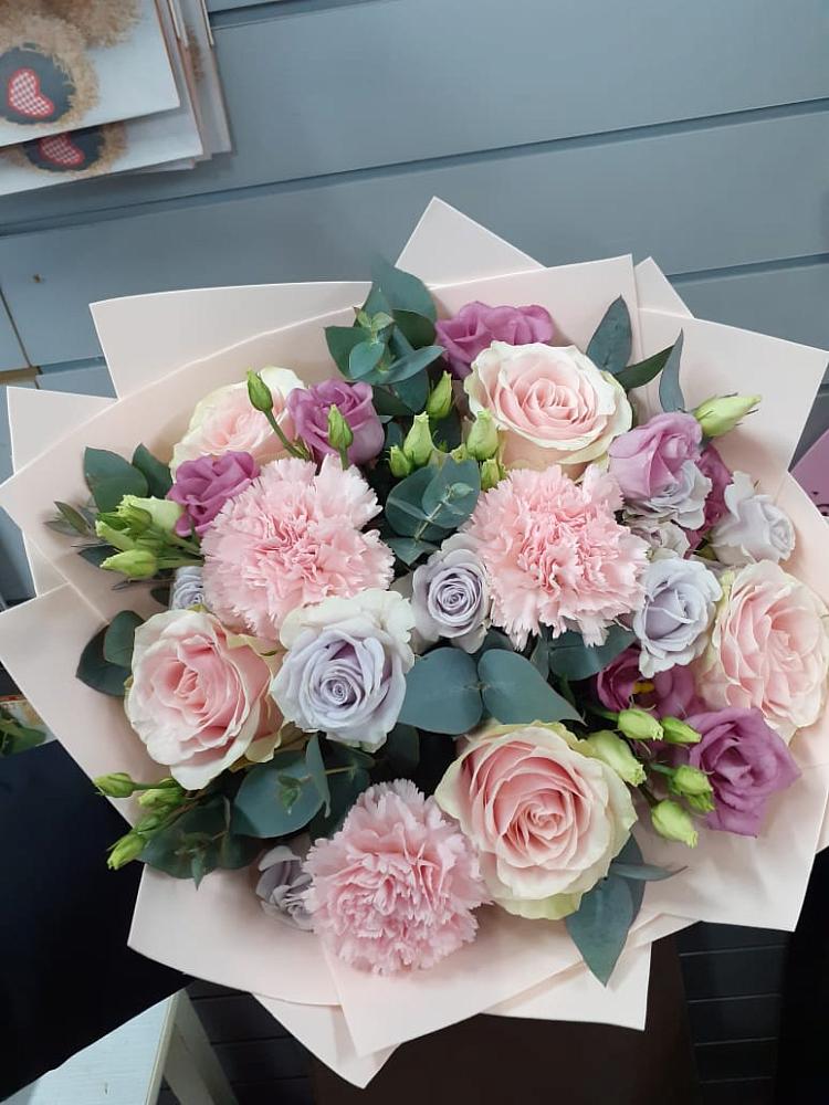 Букет цветов из: Розы, Гвоздики и Лизиантусы в Ермолино Новгородская область