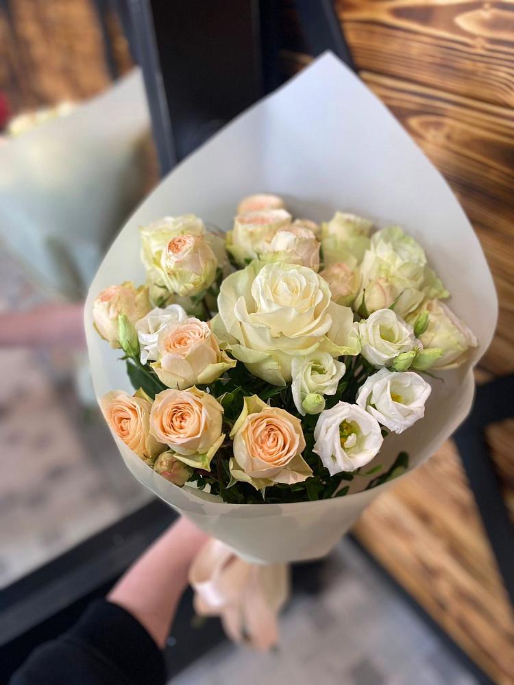 Букет цветов из: Розы и Лизиантусы в Ермолино Новгородская область